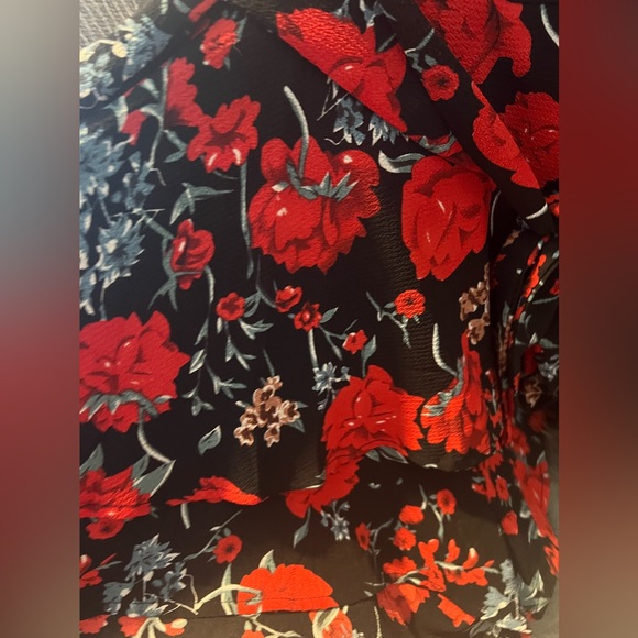 Women’s floral print deep v-neck romper NWOT - Picture 5 of 7